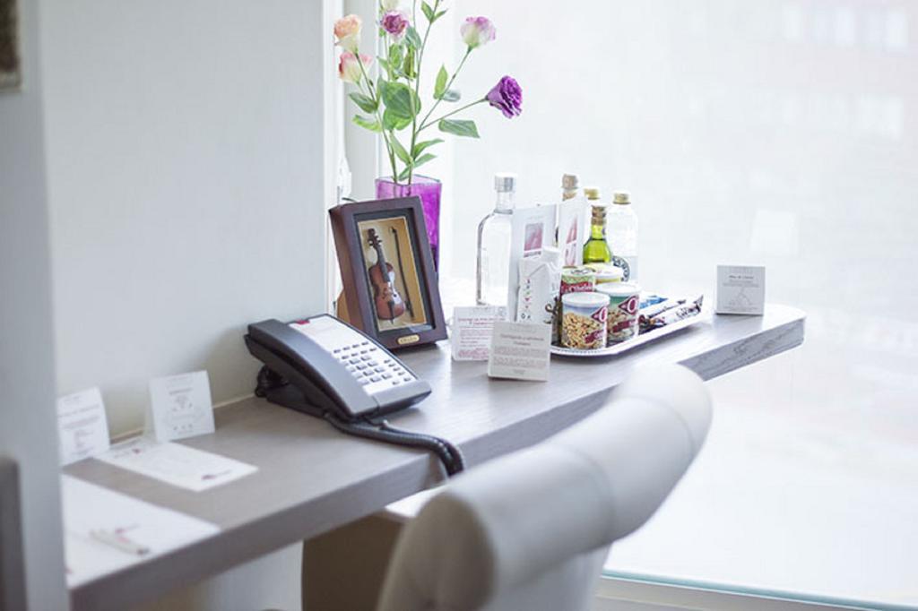 金宝套房酒店 墨西哥城 外观 照片 A typical hotel room telephone