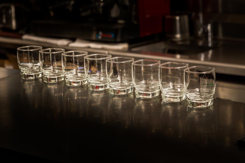 金宝套房酒店 墨西哥城 外观 照片 A row of shot glasses