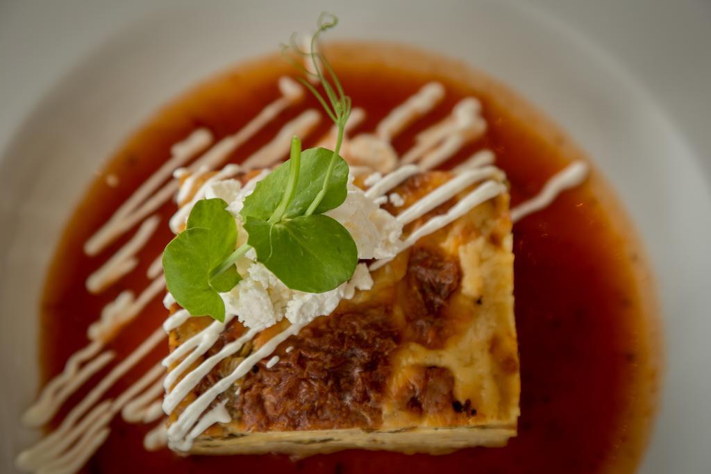 金宝套房酒店 墨西哥城 外观 照片 A piece of quiche with a garnish