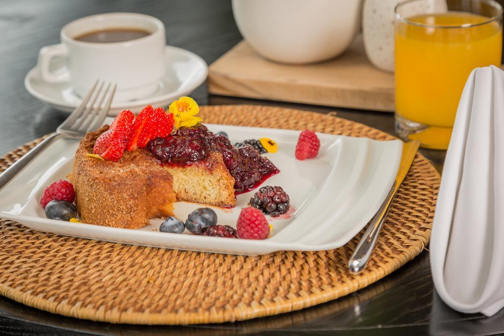 金宝套房酒店 墨西哥城 外观 照片 A breakfast of fruit and orange juice