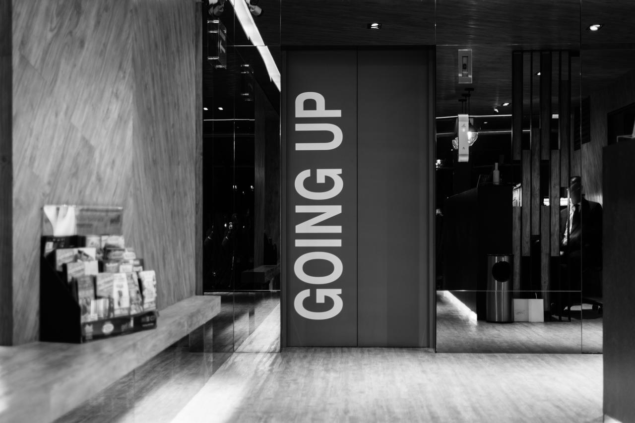 金宝套房酒店 墨西哥城 外观 照片 The elevator at the entrance of the building