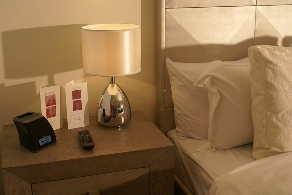 金宝套房酒店 墨西哥城 外观 照片 A bedside table